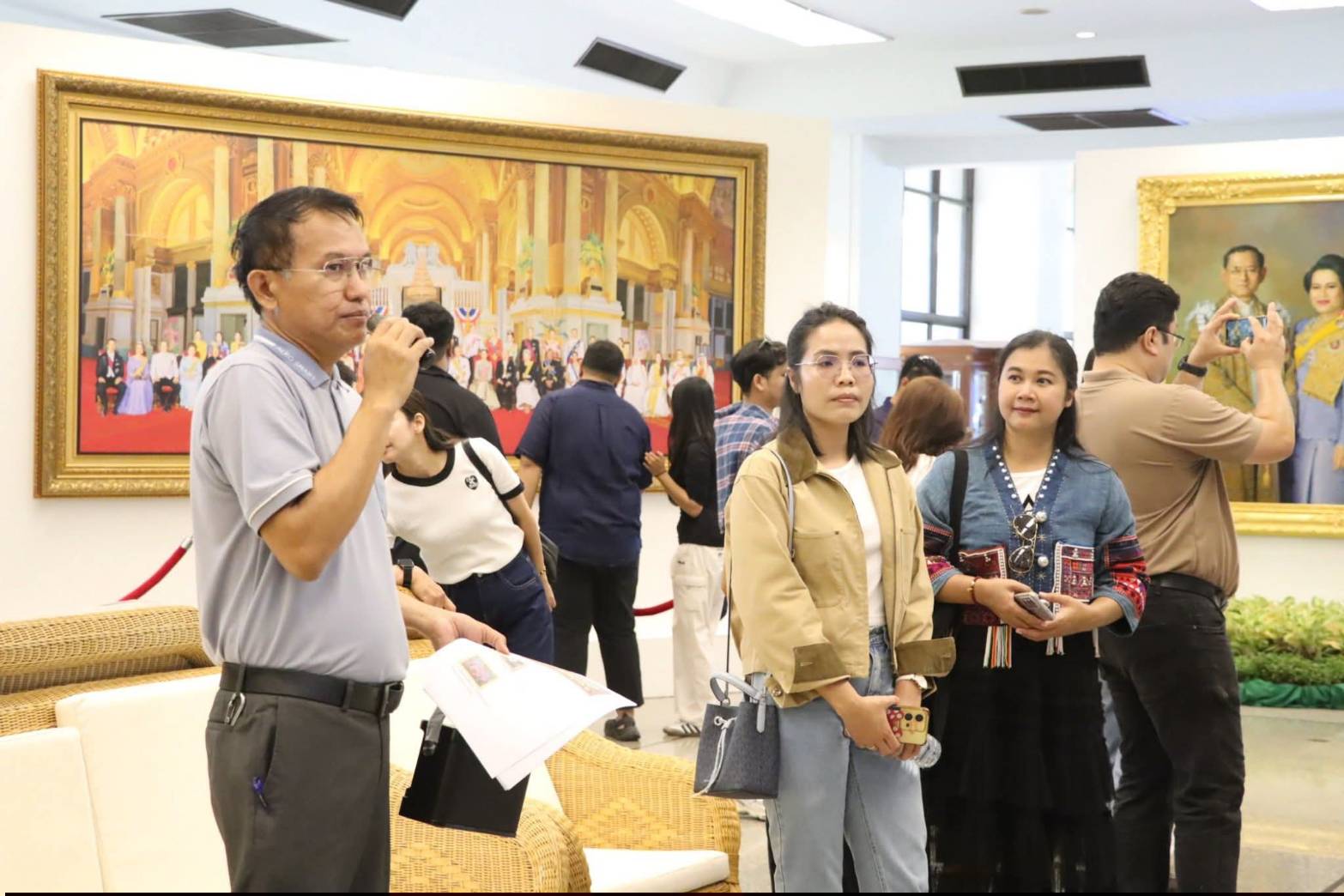 title - ผอ.ศพส. ให้การต้อนรับ คณะนักศึกษาโครงการรัฐประศาสนศาสตรมหาบัณฑิต รุ่นที่ 18 มหาวิทยาลัยรามคำแหง เข้าเยี่ยมชมแผนกฝึกอบรมทั้ง 12 แผนก และพื้นที่ภายในศูนย์ส่งเสริมและพัฒนาอาชีพเสริมนอกภาคการเกษตร